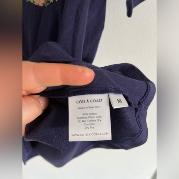 Côte a Coast Blue Tee with Floral Pocket, size medium - Picture 5 of 5